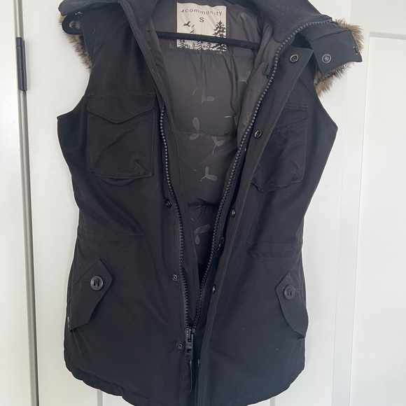 Aritzia community parka style paradigm vest - Picture 4 of 10